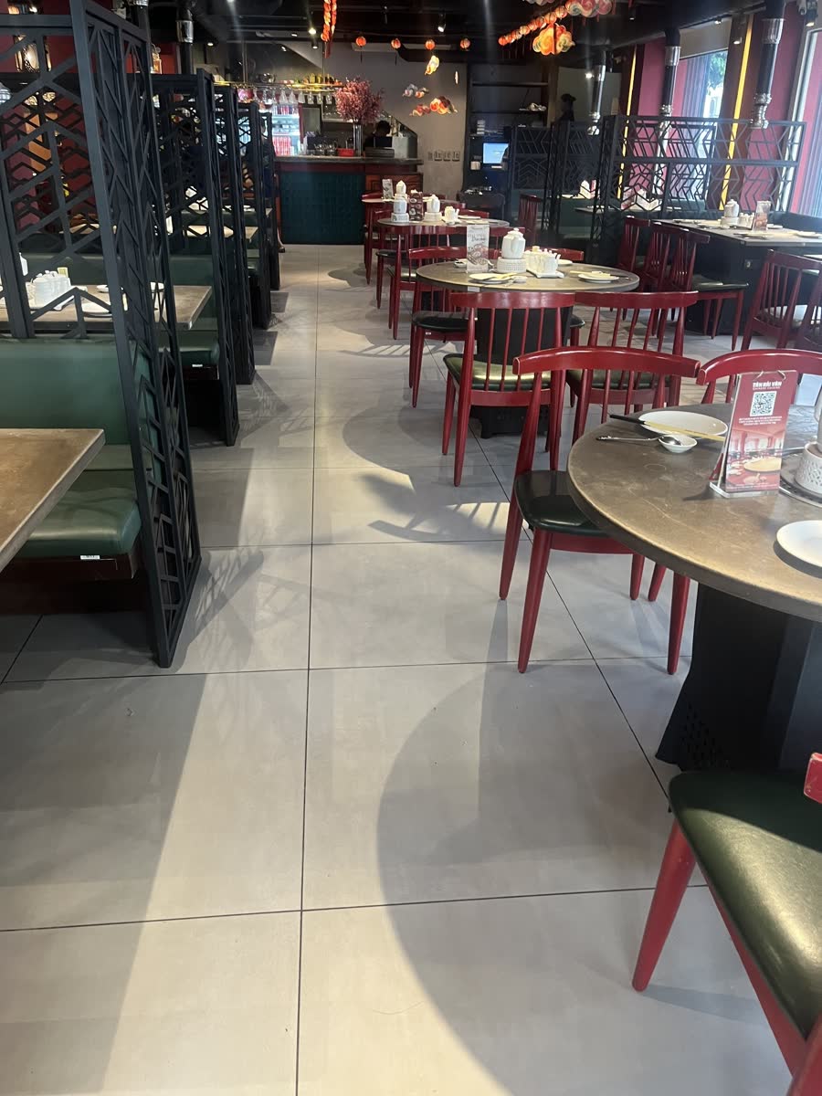 Lối đi giữa booth và bàn tròn