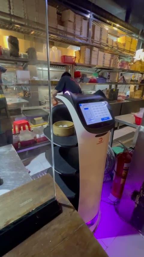 Nạp món tại quầy bếp