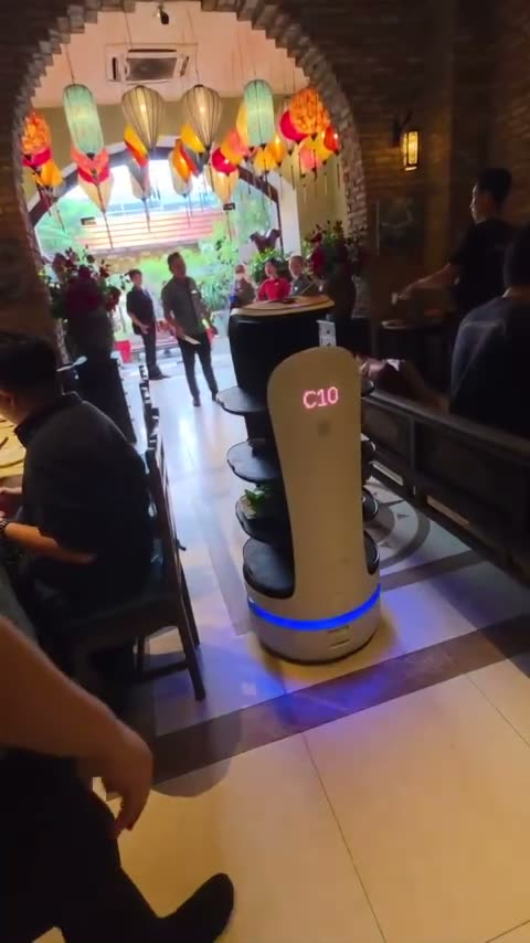 Robot giữa khu khách